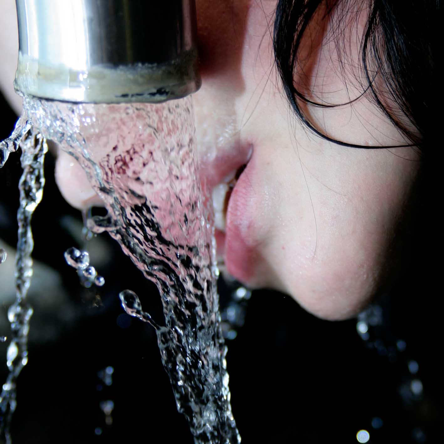Течет вода изо рта. Девушка под струей воды. Девушка пьет воду из под крана. Красивые девушки текут. Девушка и кран с водой.