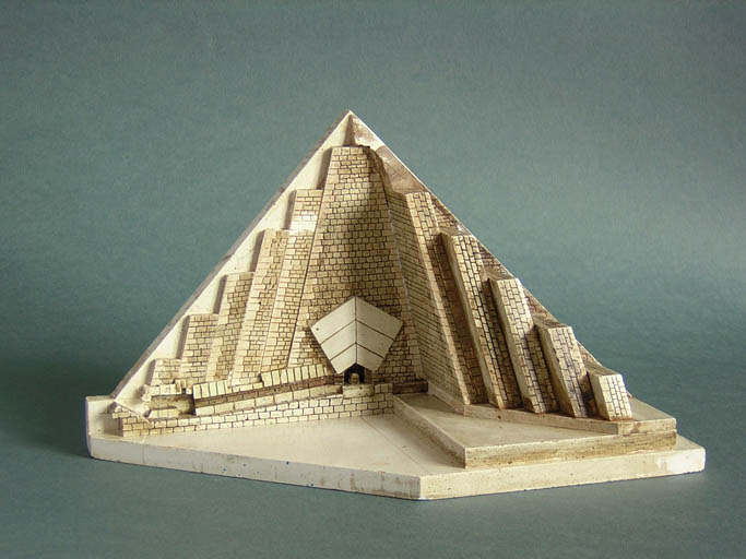 Сделать пирамиду самом. Макет пирамиды Хеопса. Торт пирамида Хеопса. Ступенчатая пирамида Снофру. Пирамиды древнего Египта макет.