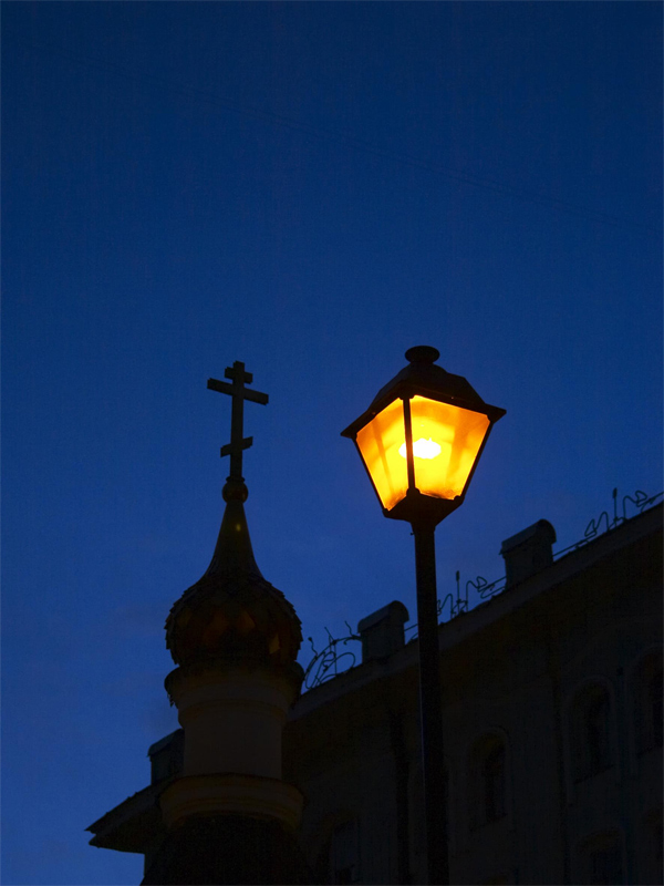 Фонарь стоял. Фонари на улицах города. Вечерние фонари. Уличные фонари вечером. Фонари в городе.